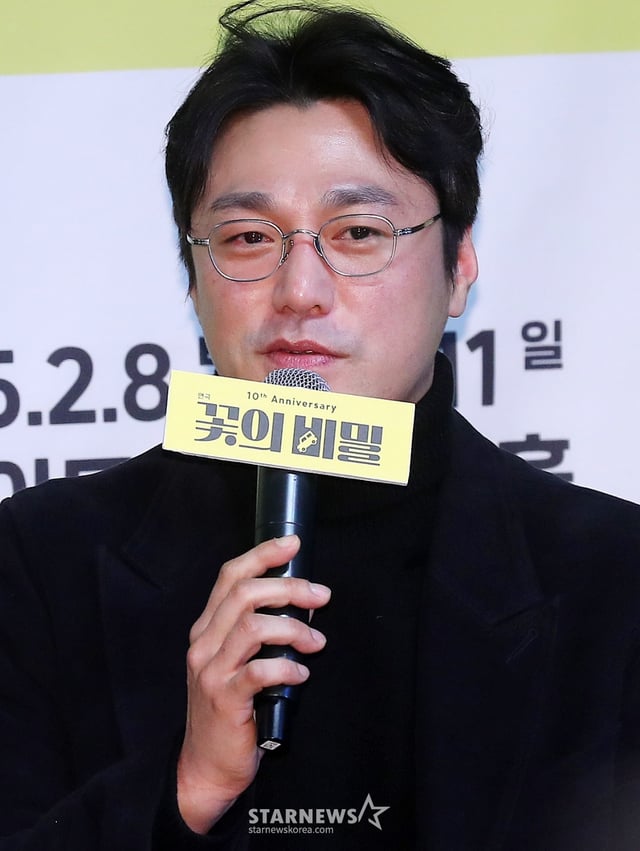 배우 최영준이 15일 오후 서울 종로구 동숭동 예술가의 집에서 진행된 연극 '꽃의 비밀' 제작발표회에 참석해 인사말을 하고 있다. '꽃의 비밀'은 축구에 빠져 집안일을 소홀히 하던 가부장적인 남편들이 하루아침에 사라지며 벌어지는 이야기를 그린 유쾌한 코미디극이다. 오는 2월 8일부터 5월 11일까지 링크아트센터 벅스홀에서 공연된다. 2025.01.15 /사진=김창현 chmt@