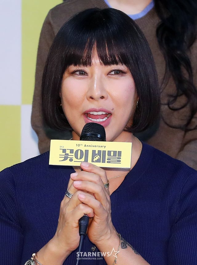 배우 정영주가 15일 오후 서울 종로구 동숭동 예술가의 집에서 진행된 연극 '꽃의 비밀' 제작발표회에 참석해 인사말을 하고 있다. '꽃의 비밀'은 축구에 빠져 집안일을 소홀히 하던 가부장적인 남편들이 하루아침에 사라지며 벌어지는 이야기를 그린 유쾌한 코미디극이다. 오는 2월 8일부터 5월 11일까지 링크아트센터 벅스홀에서 공연된다. 2025.01.15 /사진=김창현 chmt@