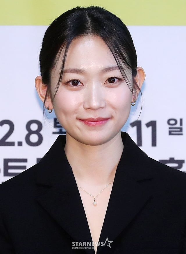 배우 김슬기가 15일 오후 서울 종로구 동숭동 예술가의 집에서 진행된 연극 '꽃의 비밀' 제작발표회에 참석해 미소를 짓고 있다. '꽃의 비밀'은 축구에 빠져 집안일을 소홀히 하던 가부장적인 남편들이 하루아침에 사라지며 벌어지는 이야기를 그린 유쾌한 코미디극이다. 오는 2월 8일부터 5월 11일까지 링크아트센터 벅스홀에서 공연된다. 2025.01.15 /사진=김창현 chmt@