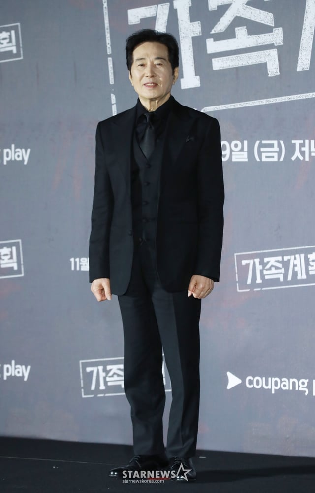 배우 백윤식이 26일 오후 서울 몬드리안 이태원 호텔에서 진행된 쿠팡플레이 오리저널 시리즈 '가족계획' 제작발표회에 참석해 포즈를 취하고 있다.  기억을 자유자재로 편집할 수 있는 특수한 능력을 가진 엄마가 가족들과 합심하여 악당들에게 지옥을 선사하는 이야기 '가족계획'은 오는 29일 공개된다. /2024.11.26 /사진=이동훈 photoguy@