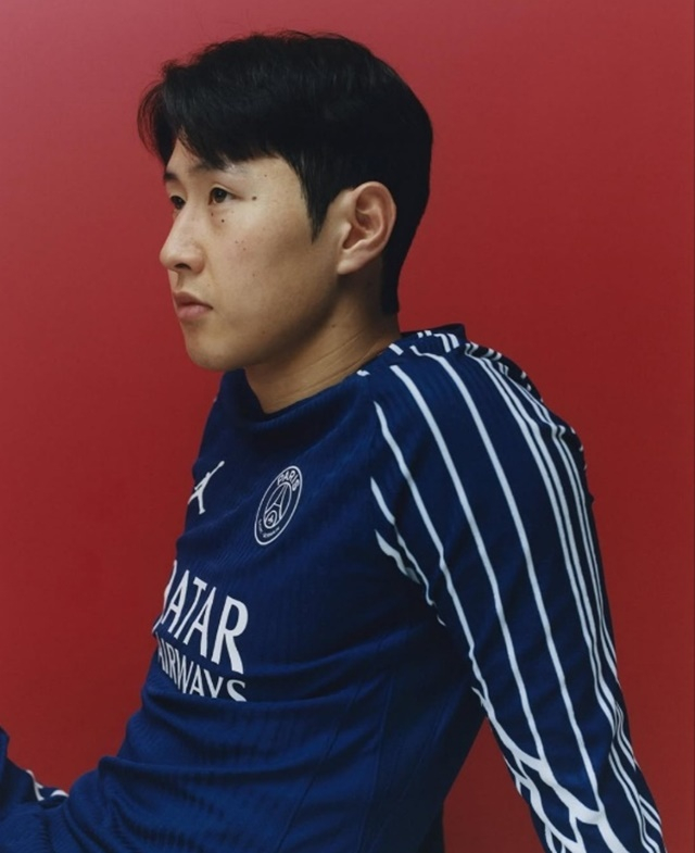 PSG 유니폼 모델로 나선 이강인. /사진=PSG SNS