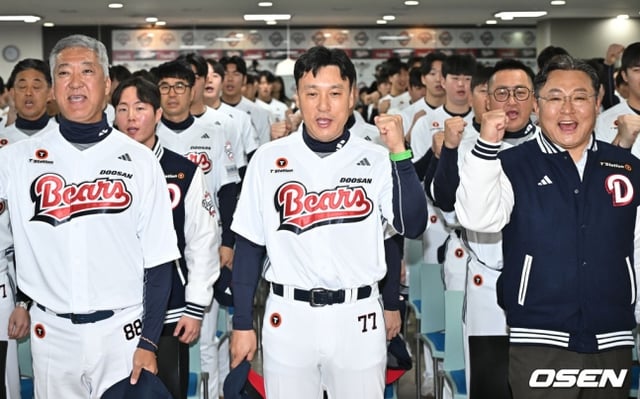 이승엽(가운데) 두산 베어스 감독.