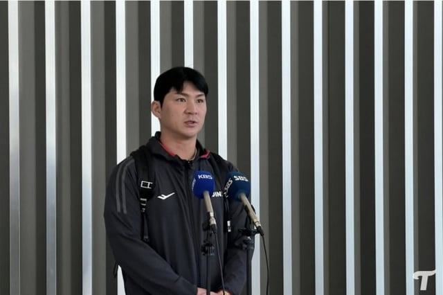 LG 오지환이 15일 인천국제공항을 통해 선발대의 일원으로 미국으로 출국했다. 출국 전 방송 인터뷰에 나선 모습. /사진=LG 트윈스 구단 공식 SNS 갈무리