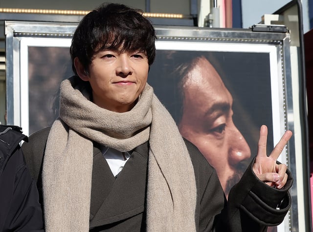 (서울=뉴스1) 김진환 기자 = 배우 송중기가 24일 오전 서울 중구 프레스센터 앞 광장에서 열린 영화 ‘보고타 : 마지막 기회의 땅' 깜짝 이벤트에 참석해 포즈를 취하고 있다. 2024.12.24/뉴스1 Copyright (C) 뉴스1. All rights reserved. 무단 전재 및 재배포, AI학습 이용 금지. /사진=(서울=뉴스1) 김진환 기자