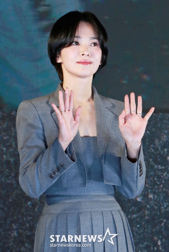 배우 송혜교가 14일 오후 서울 롯데시네마 월드점에서 진행된 영화 '검은 수녀들'(감독 권혁재) 쇼케이스에 참석해 포즈를 취학고 있다. /2025.01.14 /사진=이동훈 photoguy@