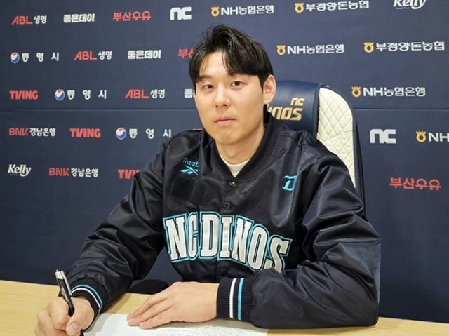 NC 김성욱이 FA 계약서에 사인을 하고 있다. /사진=NC 다이노스 제공