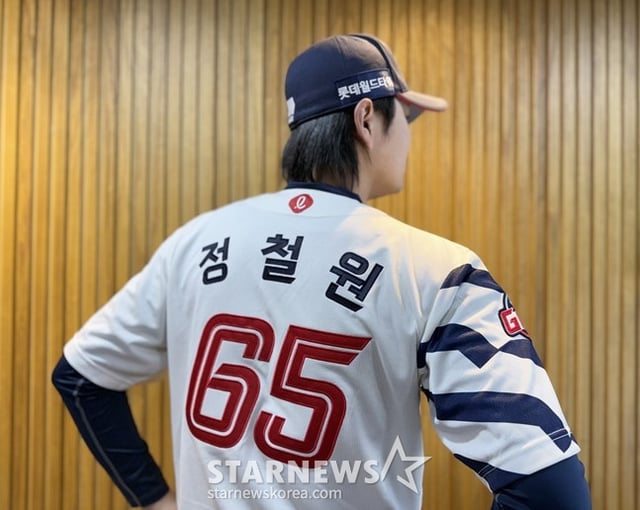 롯데 정철원이 2025시즌 유니폼을 입고 포즈를 취하고 있다. /사진=양정웅 기자