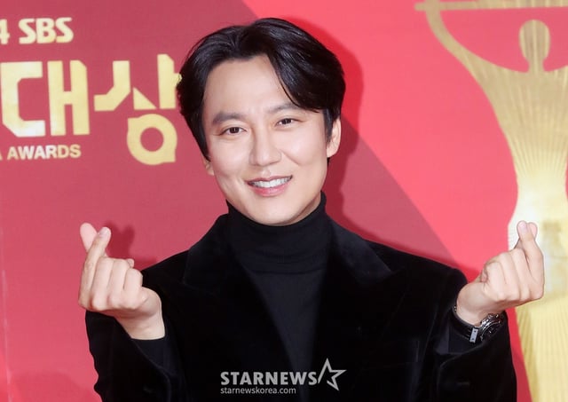 배우 김남길이 21일 오후 서울 마포구 상암동 SBS프리즘타워에서 진행된 '2024 SBS 연기대상' 레드카펫 행사에 참석해 포즈를 취하고 있다. 2024.12.21 /사진=김창현 chmt@