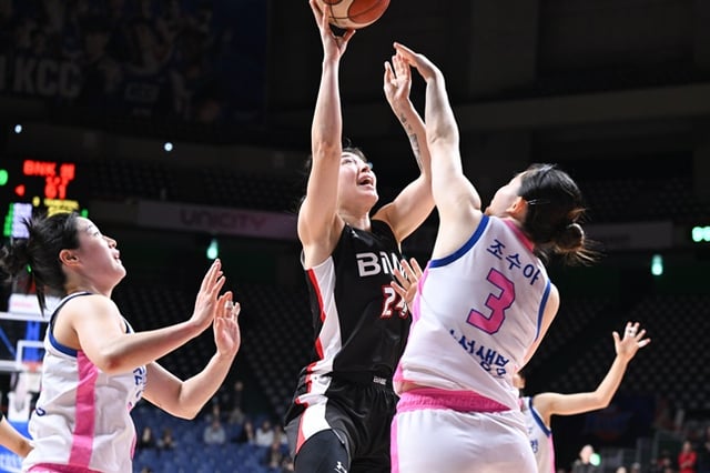 BNK 김소니아(가운데)가 16일 삼성생명전에서 수비를 뚫고 결승 득점을 올리고 있다. /사진=WKBL 제공