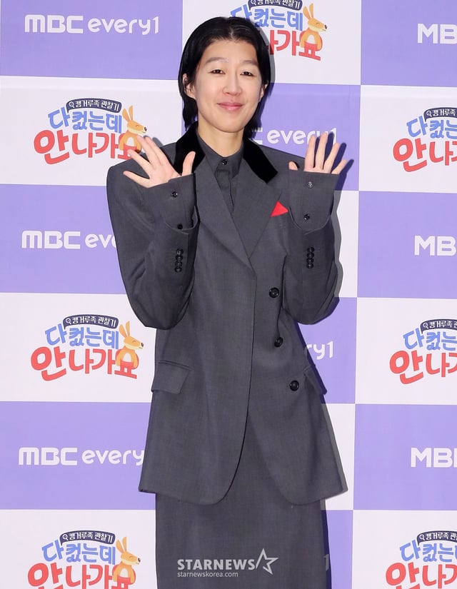 방송인 홍진경이 17일 오전 서울 마포구 상암동 스탠포드 호텔에서 진행된 MBC에브리원 '다 컸는데 안 나가요' 제작발표회에 참석해 포즈를 취하고 있다. '다 컸는데 안 나가요'는 높은 물가와 집값 상승으로 청년 2명 중 1명이 '캥거루족'이라는 요즘 시대에 부모님과 함께 살아가는 스타들의 일상을 공개하는 관찰 예능 프로그램이다. 오는 18일 첫 방송. 2025.01.17 /사진=김창현 chmt@