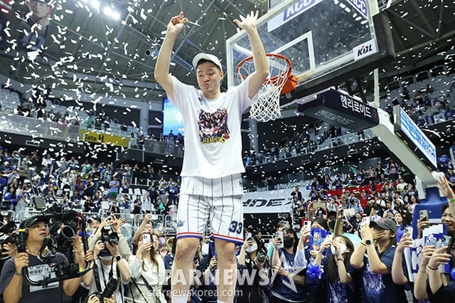 KCC 이승현이 2023~24시즌 KBL 챔피언결정전 우승 후 그물 커팅식을 하고 있다. /사진=김진경 대기자