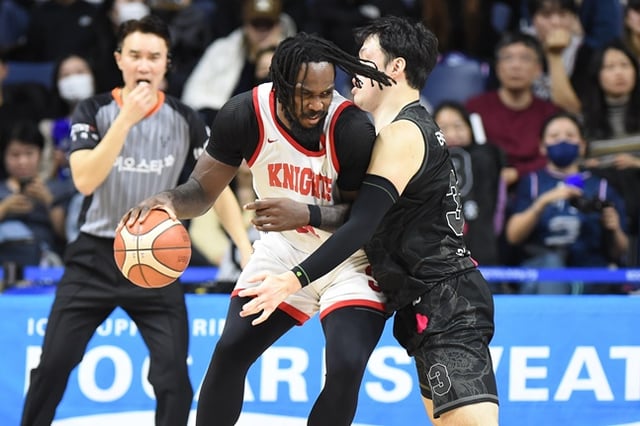 KCC 이승현(오른쪽)이 SK 자밀 워니를 수비하고 있다. /사진=KBL 제공