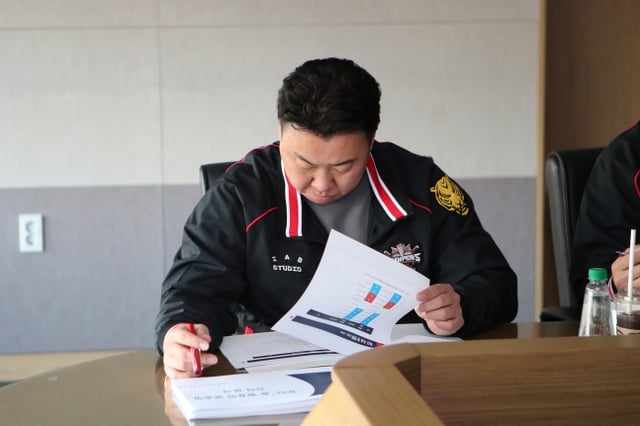KIA 이범호 감독이 16일 코칭스태프 전략 세미나에서 자료를 살피고 있다. /사진=KIA 타이거즈 제공