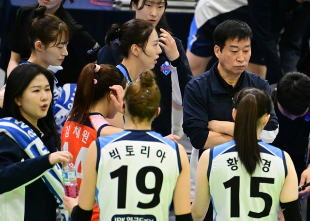 김호철(오른쪽) IBK 기업은행 감독이 팔짱을 끼고 바닥을 바라보고 있다. /사진=한국배구연맹(KOVO) 제공