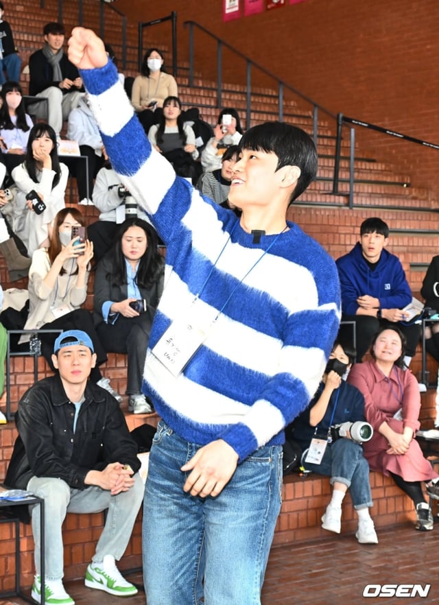 LG 유기상이 18일 오후 부산 수영구 밀락더마켓에서 열린 2024~2025 KCC 프로농구 올스타전 사전행사에서 팬들과 퀴즈를 풀고 있다.