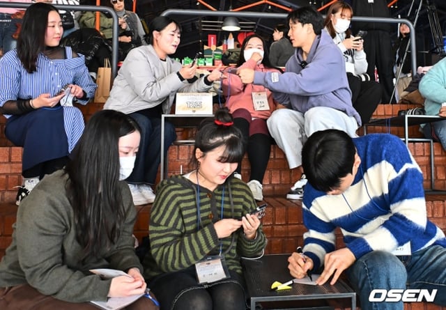 LG 유기상(앞줄 맨 오른쪽)이 18일 오후 부산 수영구 밀락더마켓에서 열린 2024~2025 KCC 프로농구 올스타전 사전행사에서 팬들에게 사인을 해주고 있다.