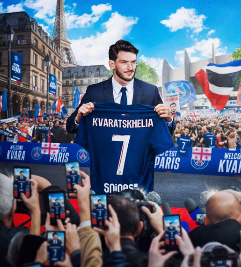 흐비차 크바라츠헬리아가 PSG 7번 유니폼을 든 가상의 모습 . /사진=PSG 공식 사회관계망서비스(SNS)