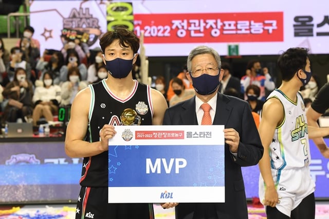 허웅(왼쪽)이 2021~22시즌 KBL 올스타전에서 MVP를 수상한 후 포즈를 취하고 있다. /사진=KBL 제공
