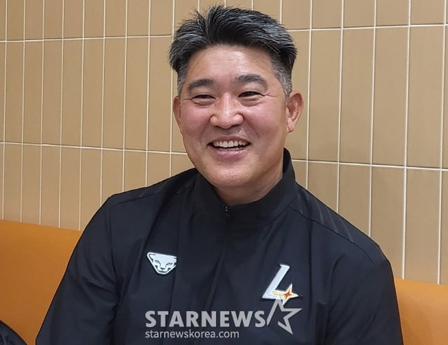 이숭용 SSG 감독이 19일 미국 출국을 앞두고 취재진과 인터뷰를 하고 있다. /사진=안호근 기자