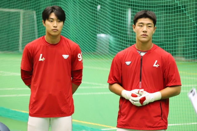 지난해와 올해 1라운드 신인 박지환(왼쪽)과 이율예. /사진=SSG 랜더스 제공