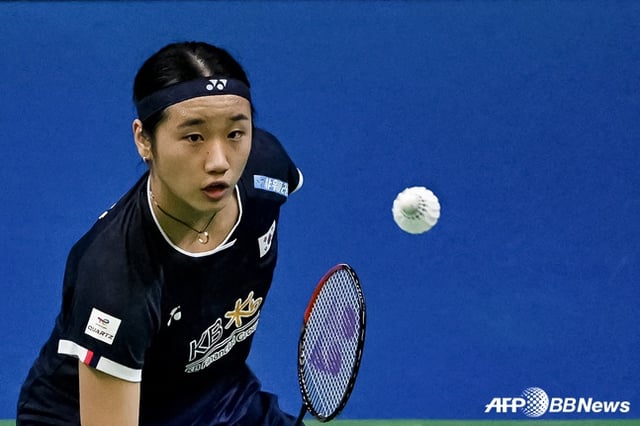 안세영이 18일 18일(한국시간) 인도 뉴델리에서 열린 세계배드민턴연맹(BWF) 인도 오픈(슈퍼 750) 여자단식 4강전에서 5위 그레고리아 마리스카 툰중(인도네시아)의 공격을 받아치고 있다. /AFPBBNews=뉴스1