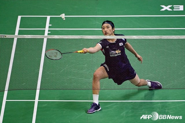 안세영이 18일(한국시간) 인도 뉴델리에서 열린 세계배드민턴연맹(BWF) 인도 오픈(슈퍼 750) 여자단식 4강전에서 5위 그레고리아 마리스카 툰중(인도네시아)을 상대로 네트 플레이를 펼치고 있다. /AFPBBNews=뉴스1