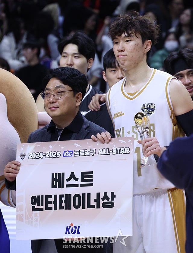 현대모비스 이우석(오른쪽)이 베스트 엔터테이너상을 수상하고 있다. /사진=김진경 대기자