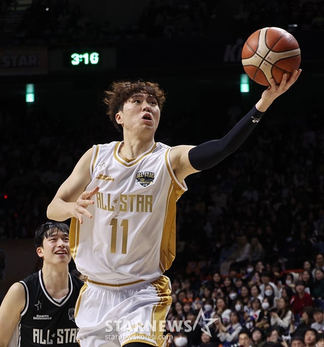 이우석이 19일 오후 2시 부산 사직실내체육관에서 열린 2024~2025 KCC 프로농구 올스타전에서 레이업슛을 시도하고 있다. /사진=김진경 대기자