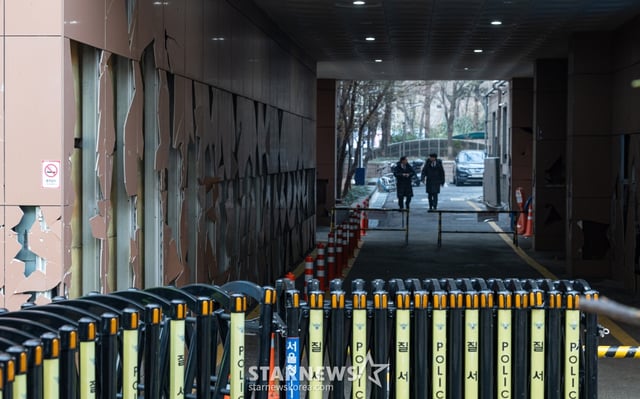 (서울=뉴스1) 이승배 기자 = 20일 오전 서울 마포구 서울서부지방법원에 윤석열 대통령 지지자들의 난입으로 인한 청사 외벽 파손 흔적 등이 보이고 있다. 한편 윤석열 대통령의 구속영장 발부 직후 지지자들의 집단 난입과 폭력사태로 아수라장이 된 서울서부지방법원은 이날부터 정상운영에 들어간다. 다만 차량 운행은 불가능하고, 법원 출입 시 신분확인이 필요하다. 2025.1.20/뉴스1 Copyright (C) 뉴스1. All rights reserved. 무단 전재 및 재배포, AI학습 이용 금지. /사진=(서울=뉴스1) 이승배 기자