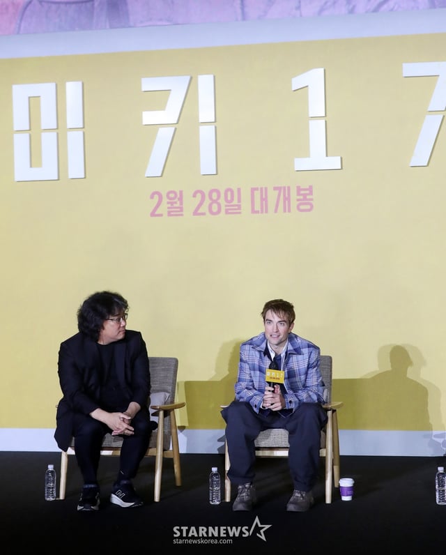 할리우드 배우 로버트 패틴슨이 20일 오전 서울 용산구 아이파크몰 CGV에서 진행된 영화 '미키17' 기자간담회에서 취재진 질의에 답하고 있다.  '미키17'은 위험한 일에 투입되는 소모품(익스펜더블)으로, 죽으면 다시 프린트되는 '미키'가 17번째 죽음의 위기를 겪던 중, 그가 죽은 줄 알고 '미키 18'이 프린트되면서 벌어지는 예측불허의 이야기를 그리는 영화. 오는 2월 28일 개봉. 2025.01.20 /사진=김창현 chmt@