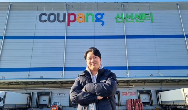 지난해 말 승진하며 CFS 최연소 인사팀장(조직장급)이 된 김성태(32) 씨가 쿠팡 용인물류센터 앞에서 포즈를 취하고 있다