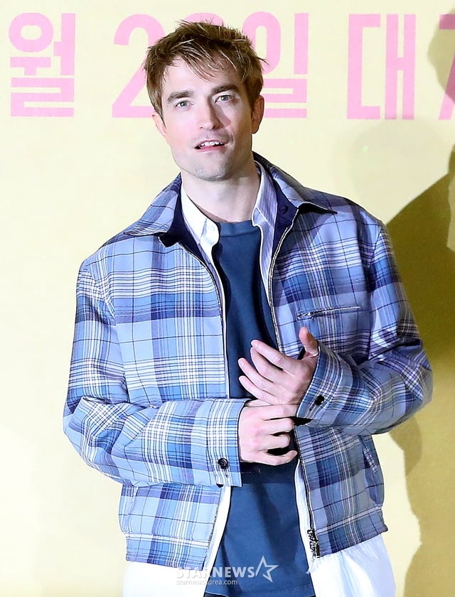 할리우드 배우 로버트 패틴슨이 20일 오전 서울 용산구 아이파크몰 CGV에서 진행된 영화 '미키17' 기자간담회에 참석해 포즈를 취하고 있다.  '미키17'은 위험한 일에 투입되는 소모품(익스펜더블)으로, 죽으면 다시 프린트되는 '미키'가 17번째 죽음의 위기를 겪던 중, 그가 죽은 줄 알고 '미키 18'이 프린트되면서 벌어지는 예측불허의 이야기를 그리는 영화. 오는 2월 28일 개봉. 2025.01.20 /사진=김창현 chmt@