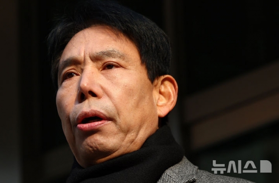 제55대 대한축구협회장 선거에 출마한 신문선 명지대 초빙교수가 13일 서울 종로구 대한축구협회 앞에서 기자회견을 열어 입장을 전하고 있다. /사진=뉴시스