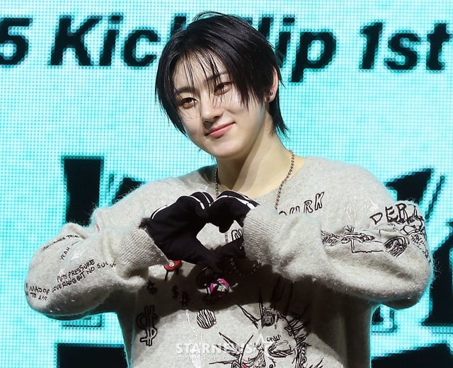 JYP 신인 그룹 킥플립(KickFlip) 계훈이 20일 오후 서울 광진구 예스24 라이브홀에서 진행된 첫 미니 앨범 'Flip it, Kick it!'(플립 잇, 킥 잇!) 발매 기념 쇼케이스에 참석해 포즈를 취하고 있다. 킥플립의 이번 데뷔 앨범에는 타이틀곡 'Mama Said (뭐가 되려고?)'를 필두로 '응 그래', 'WARRIORS'(워리어스), 'Knock Knock'(낙 낙), 'Like A Monster'(라이크 어 몬스터), '내일에서 만나'까지 총 6트랙이 수록됐다. 2025.01.20 /사진=김창현 chmt@