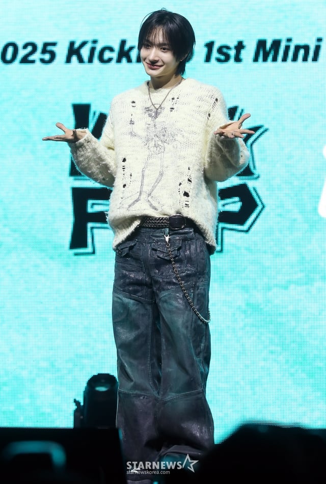 JYP 신인 그룹 킥플립(KickFlip) 동화가 20일 오후 서울 광진구 예스24 라이브홀에서 진행된 첫 미니 앨범 'Flip it, Kick it!'(플립 잇, 킥 잇!) 발매 기념 쇼케이스에 참석해 포즈를 취하고 있다. 킥플립의 이번 데뷔 앨범에는 타이틀곡 'Mama Said (뭐가 되려고?)'를 필두로 '응 그래', 'WARRIORS'(워리어스), 'Knock Knock'(낙 낙), 'Like A Monster'(라이크 어 몬스터), '내일에서 만나'까지 총 6트랙이 수록됐다. 2025.01.20 /사진=김창현 chmt@