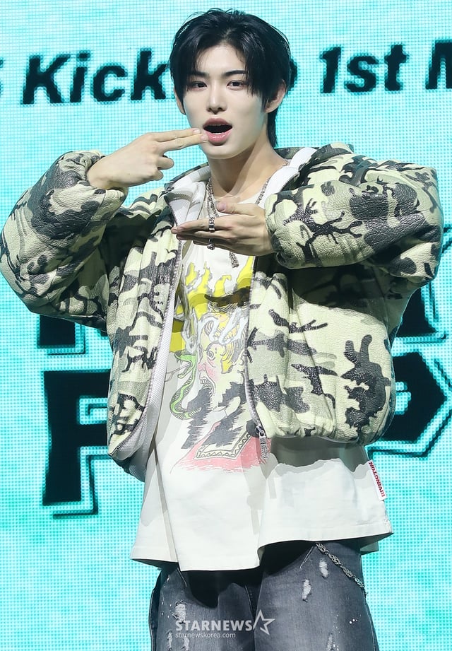 JYP 신인 그룹 킥플립(KickFlip) 민제가 20일 오후 서울 광진구 예스24 라이브홀에서 진행된 첫 미니 앨범 'Flip it, Kick it!'(플립 잇, 킥 잇!) 발매 기념 쇼케이스에 참석해 포즈를 취하고 있다. 킥플립의 이번 데뷔 앨범에는 타이틀곡 'Mama Said (뭐가 되려고?)'를 필두로 '응 그래', 'WARRIORS'(워리어스), 'Knock Knock'(낙 낙), 'Like A Monster'(라이크 어 몬스터), '내일에서 만나'까지 총 6트랙이 수록됐다. 2025.01.20 /사진=김창현 chmt@