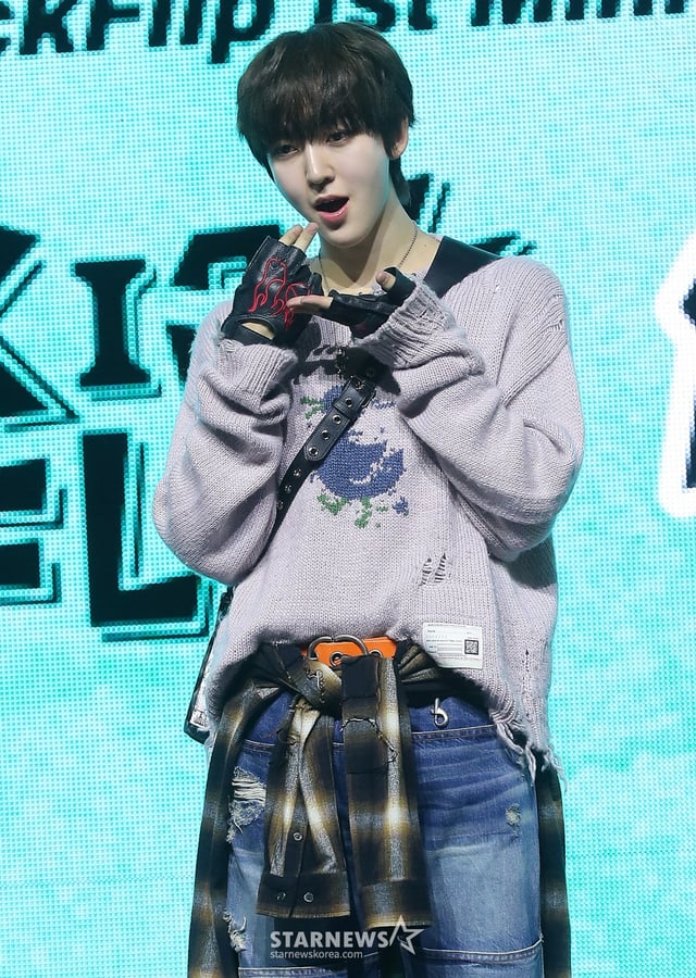 JYP 신인 그룹 킥플립(KickFlip) 동현이 20일 오후 서울 광진구 예스24 라이브홀에서 진행된 첫 미니 앨범 'Flip it, Kick it!'(플립 잇, 킥 잇!) 발매 기념 쇼케이스에 참석해 포즈를 취하고 있다. 킥플립의 이번 데뷔 앨범에는 타이틀곡 'Mama Said (뭐가 되려고?)'를 필두로 '응 그래', 'WARRIORS'(워리어스), 'Knock Knock'(낙 낙), 'Like A Monster'(라이크 어 몬스터), '내일에서 만나'까지 총 6트랙이 수록됐다. 2025.01.20 /사진=김창현 chmt@