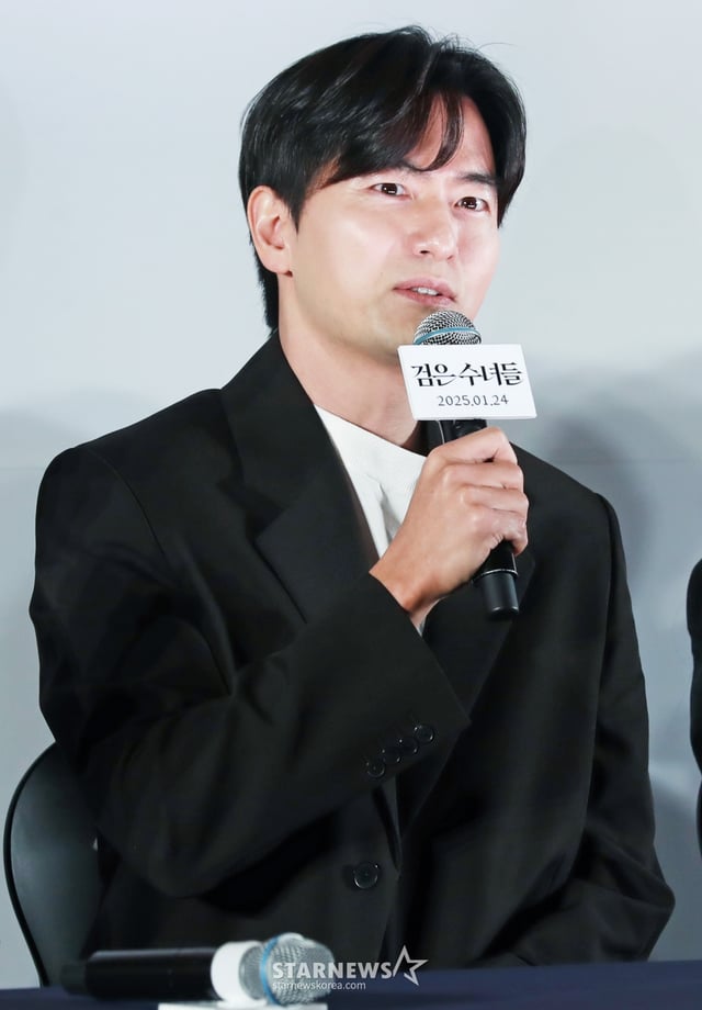 배우 이진욱이 20일 오후 서울 강남구 메가박스 코엑스에서 진행된 영화 '검은 수녀들'(감독 권혁재) 언론배급시사회 및 기자간담회에 참석해 질문에 답하고 있다. /2025.01.20 /사진=이동훈 photoguy@