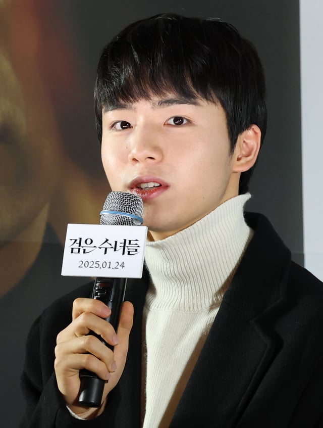(서울=뉴스1) 권현진 기자 = 배우 문우진이 20일 서울 강남구 메가박스 코엑스에서 열린 영화 '검은 수녀들'(감독 권혁재) 언론시사회에서 인사말을 하고 있다. '검은 수녀들'은 강력한 악령에 사로잡힌 소년을 구하기 위해 금지된 의식에 나서는 사람들의 이야기를 그린 작품이다. 2025.1.20/뉴스1 Copyright (C) 뉴스1. All rights reserved. 무단 전재 및 재배포, AI학습 이용 금지. /사진=(서울=뉴스1) 권현진 기자