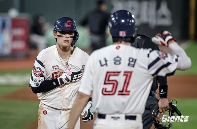 롯데 윤동희(왼쪽)와 나승엽. /사진=롯데 자이언츠 제공