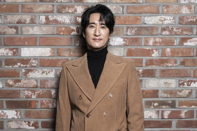 배우 신현준이 21일 오전 서울 종로구의 한 카페에서 진행된 영화 '귀신경찰' 개봉 관련 인터뷰를 위해 포즈를 취하고 있다. '귀신경찰'은 돈 벼락 한 번 못 맞고 때아닌 날벼락 맞은 이후 하찮은 능력을 갖게 된 경찰이 그의 가족과 예기치 못한 사건에 얽히며 벌어지는 패밀리 코미디. '맨발의 기봉이', '가문의 영광' 시리즈에 이어 신현준과 故 김수미가 세 번째이자 마지막 모자 연기를 선보이는 작품. 오는 24일 개봉. / 사진제공=제이앤씨미디어그룹 /사진=김창현 chmt@