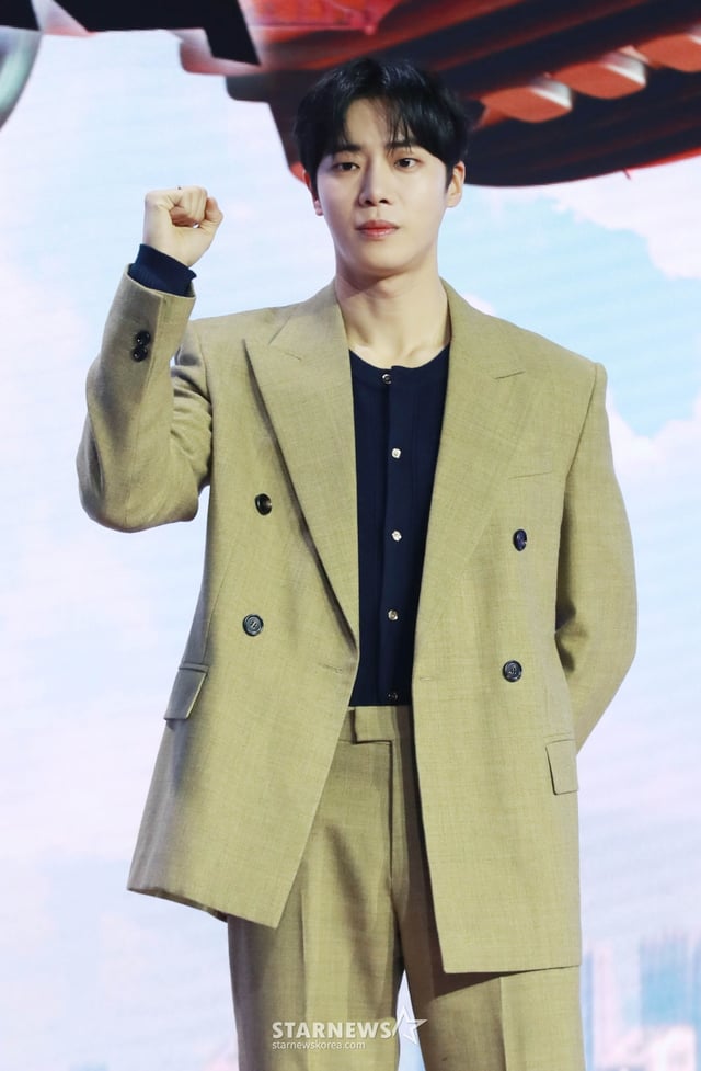 배우 추영우가 21일 오전 서울 강남구 그랜드 인터컨티넨탈 파르나스 호텔에서 진행된 넷플릭스 오리지널 시리즈 '중증외상센터' 제작발표회에 참석해 포즈를 취하고 있다. 전장을 누비던 천재 외과 전문의 백강혁(주지훈)이 유명무실한 중증외상팀을 심폐 소생하기 위해 부임하면서 벌어지는 통쾌한 이야기 '중증외상센터'는 오는 24일 공개된다. /2025.01.21 /사진=이동훈 photoguy@