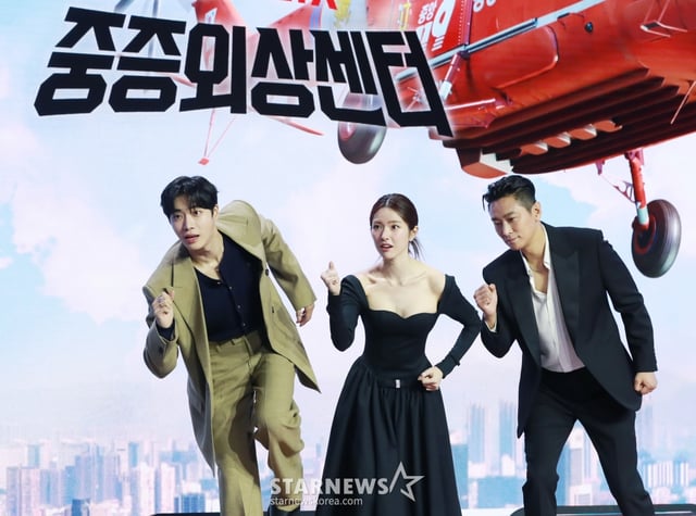 배우 추영우, 하영, 주지훈이 21일 오전 서울 강남구 그랜드 인터컨티넨탈 파르나스 호텔에서 진행된 넷플릭스 오리지널 시리즈 '중증외상센터' 제작발표회에 참석해 포즈를 취하고 있다. 전장을 누비던 천재 외과 전문의 백강혁(주지훈)이 유명무실한 중증외상팀을 심폐 소생하기 위해 부임하면서 벌어지는 통쾌한 이야기 '중증외상센터'는 오는 24일 공개된다. /2025.01.21 /사진=이동훈 photoguy@