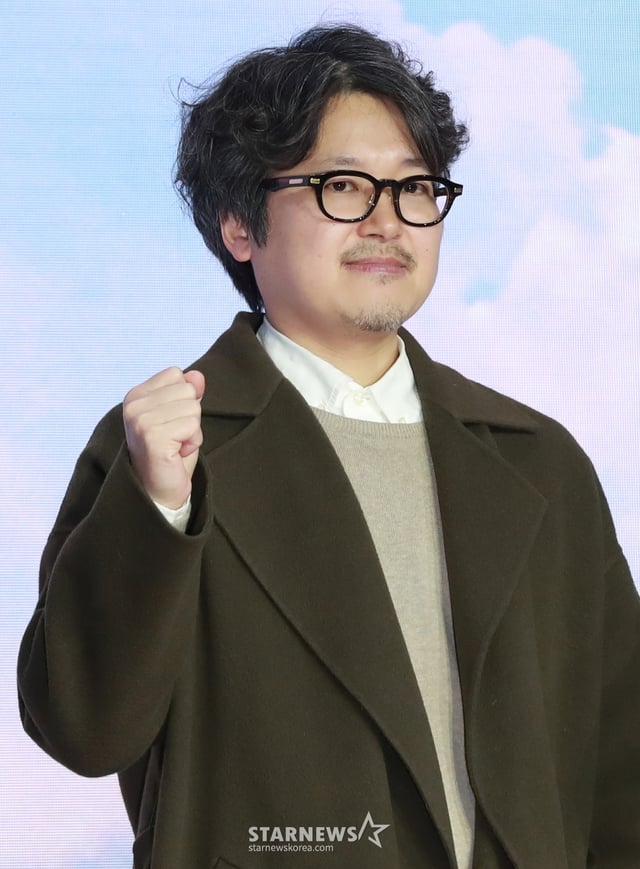 이도윤 감독이 21일 오전 서울 강남구 그랜드 인터컨티넨탈 파르나스 호텔에서 진행된 넷플릭스 오리지널 시리즈 '중증외상센터' 제작발표회에 참석해 포즈를 취하고 있다. 전장을 누비던 천재 외과 전문의 백강혁(주지훈)이 유명무실한 중증외상팀을 심폐 소생하기 위해 부임하면서 벌어지는 통쾌한 이야기 '중증외상센터'는 오는 24일 공개된다. /2025.01.21 /사진=이동훈 photoguy@