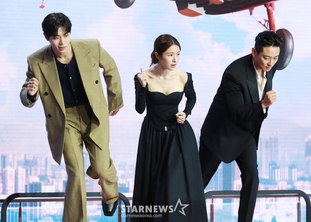 배우 추영우, 하영, 주지훈이 21일 오전 서울 강남구 그랜드 인터컨티넨탈 파르나스 호텔에서 진행된 넷플릭스 오리지널 시리즈 '중증외상센터' 제작발표회에 참석해 포즈를 취하고 있다. 전장을 누비던 천재 외과 전문의 백강혁(주지훈)이 유명무실한 중증외상팀을 심폐 소생하기 위해 부임하면서 벌어지는 통쾌한 이야기 '중증외상센터'는 오는 24일 공개된다. /2025.01.21 /사진=이동훈 photoguy@