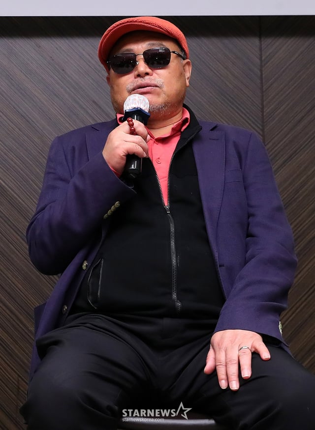 가수 겸 영화 제작자 김흥국이 14일 오후 서울 중구 더 플라자 호텔에서 진행된 다큐 영화 '그리고 하얀 목련이 필때면' 제작발표회에서 취재진 질의에 답하고 있다. '그리고 하얀 목련이 필때면' 전반부는 이승만, 김구, 박헌영, 김일성 그리고 북한 소련 군정과 남한 미군정의 해방정국을 조명하고, 중반부는 박정희 참전 기록, 후반부는 5·16 군사정변부터 가열찬 산업화 과정, 육영수 여사 서거와 박정희 대통령 국장까지 이야기가 그려진다. 2024.03.14 /사진=김창현