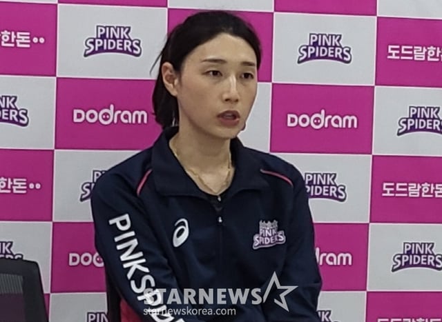 흥국생명 김연경이 21일 IBK기업은행 승리 후 인터뷰를 하고 있다. /사진=안호근 기자