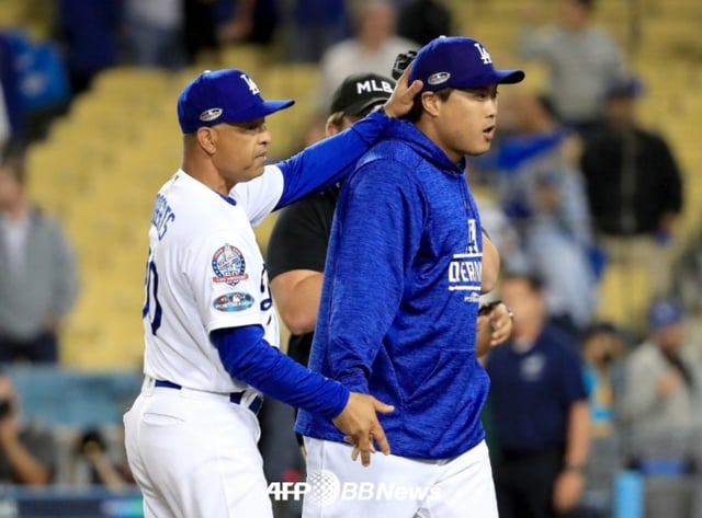 LA 다저스 시절 데이브 로버츠 감독(왼쪽)과 류현진. /AFPBBNews=뉴스1