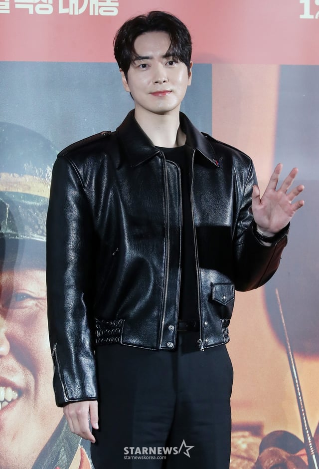 배우 이준혁이 8일 오전 서울 용산구 아이파크몰 CGV에서 진행된 영화 '소방관' 제작보고회에 참석해 포즈를 취하고 있다. '소방관'은 2001년 홍제동 화재 참사 사건 당시 열악한 환경 속에서도 화재 진압과 전원 구조라는 단 하나의 목표를 가지고 투입된 소방관들의 상황을 그린 이야기. 12월 4일 개봉. 2024.11.08 /사진=김창현 chmt@