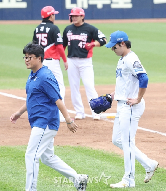 삼성 원태인(오른쪽)이 지난해 한국시리즈 4차전에서 부상으로 교체되고 있다. /사진=김진경 대기자